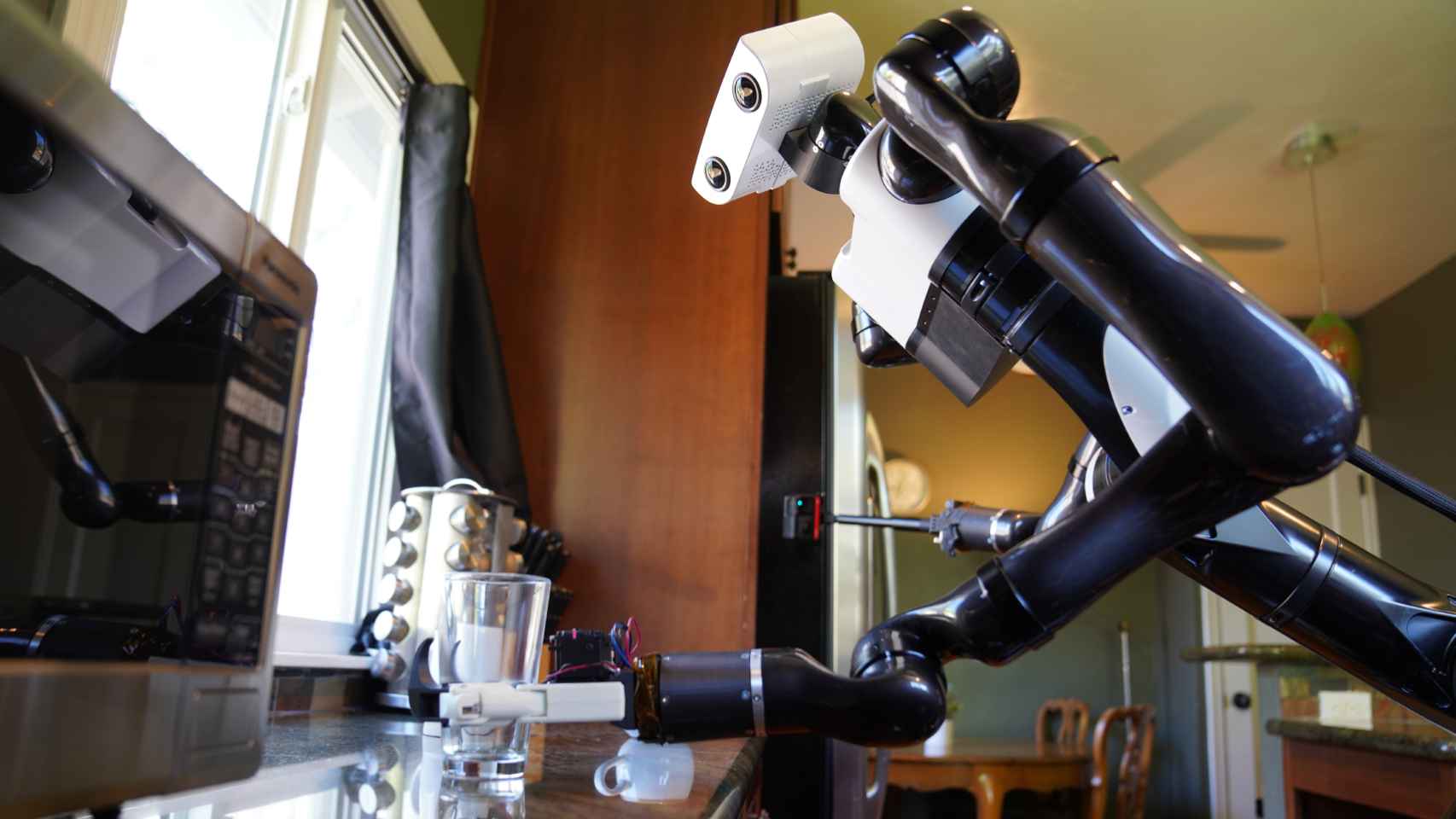 Así es el robot mayordomo que puede limpiar la encimera de casa.