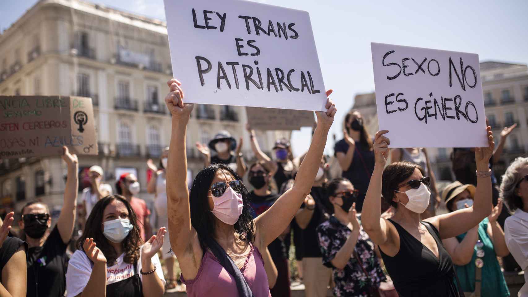 Feministas se manifiestan en varias ciudades contra la ley trans al grito  de "Irene Montero, dimisión"
