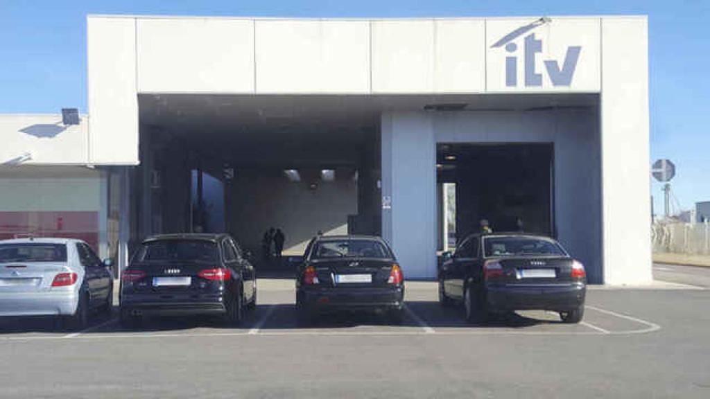 Varios coches esperan para pasar su Inspección Técnica del Vehículo.