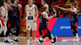 Las jugadoras de Rusia celebran su victoria ante la desolación de España