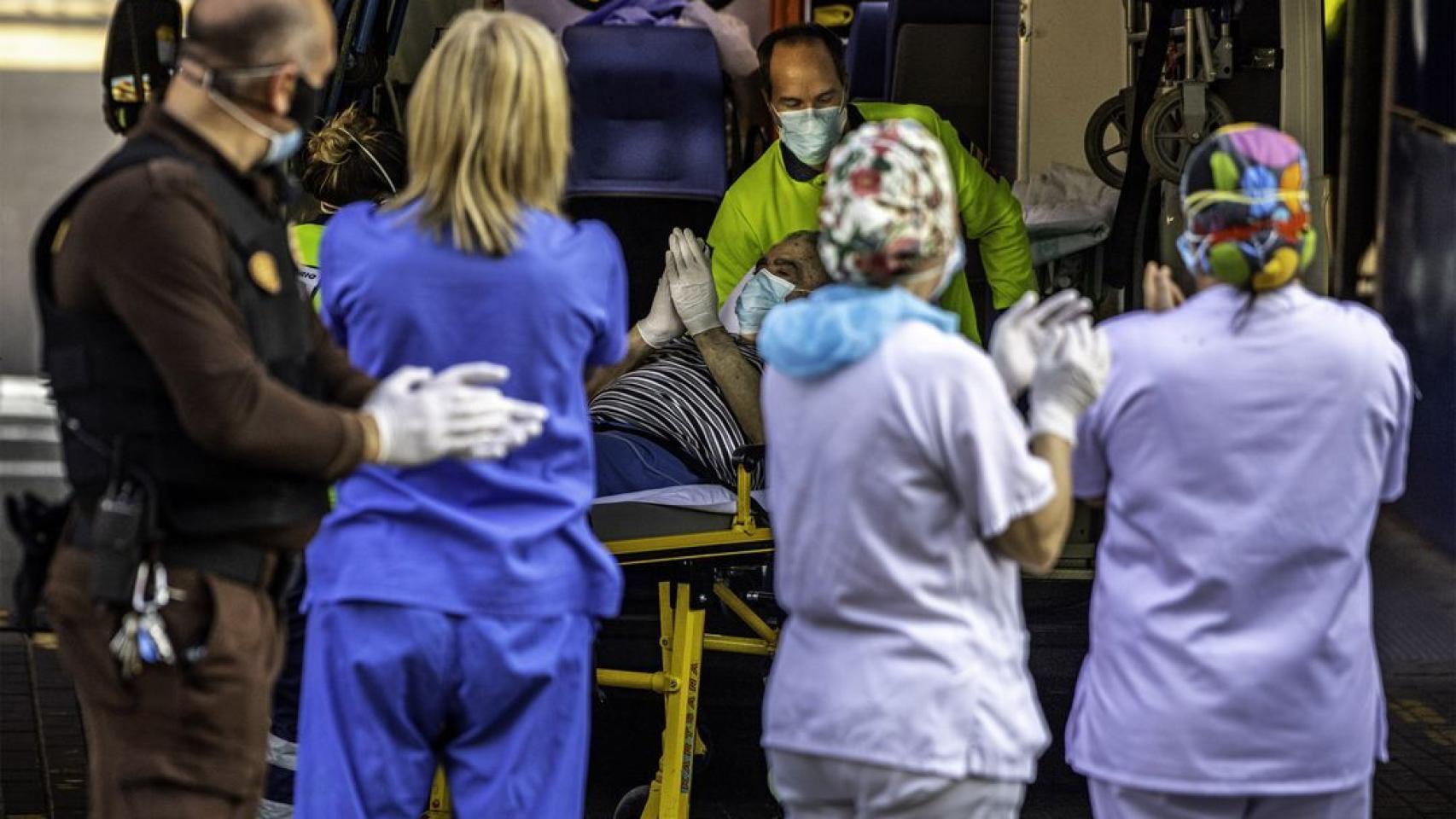 Un paciente participa en el aplauso al personal sanitario en Toledo / Ismael Herrero