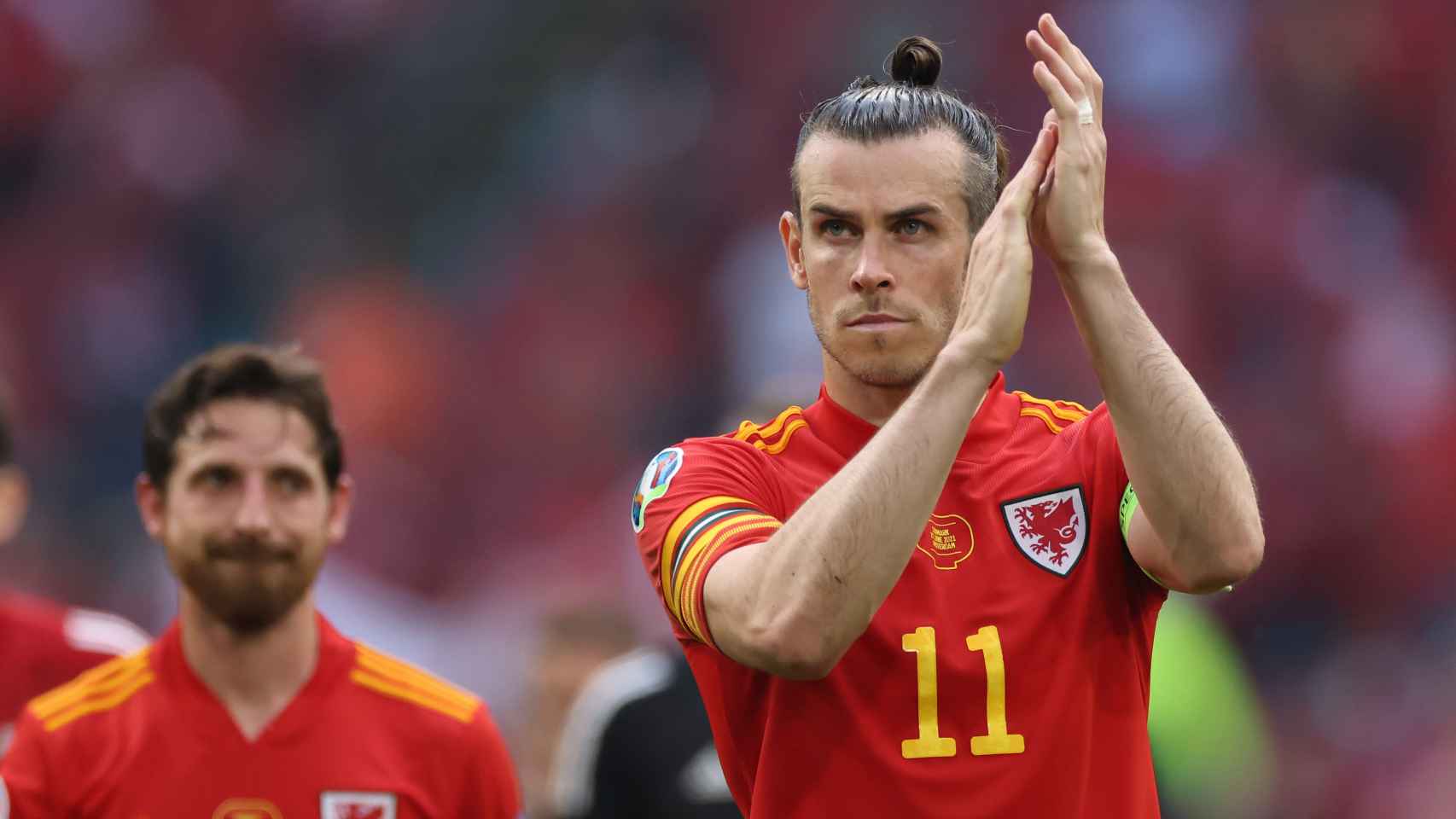 Bale aplaude a la afición con Gales