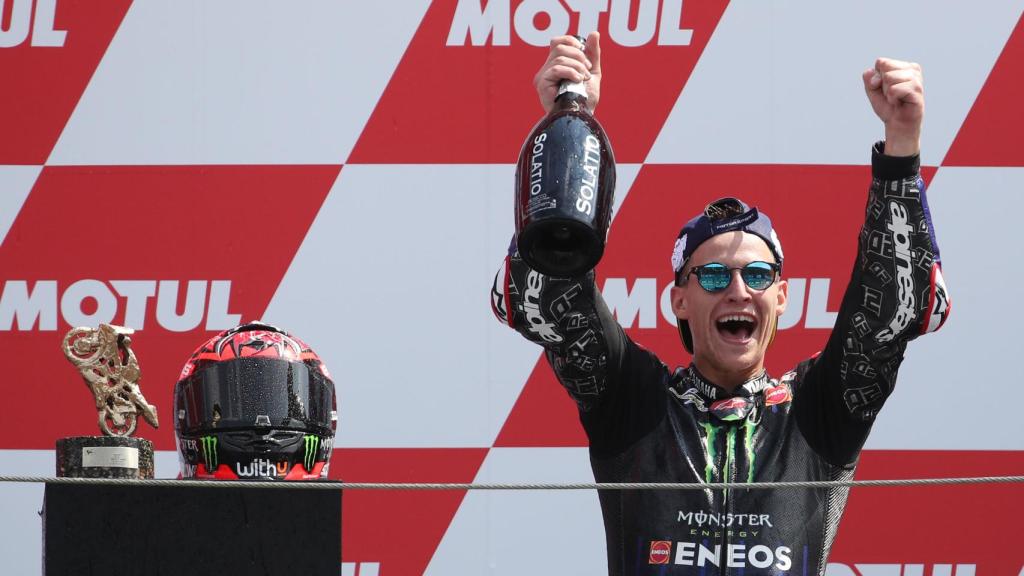 Fabio Quartararo celebra su victoria en el circuito de Assen, en el Gran Premio de Holanda.