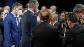 Rey Felipe VI junto al presidente Pedro Sánchez a su llegada al Mobile World Congress.