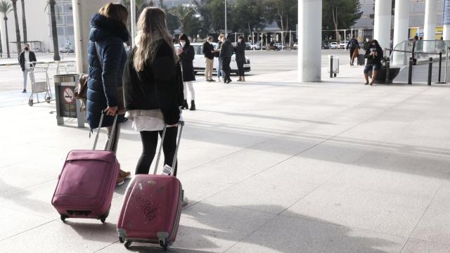 Varias personas a las afueras del aeropuerto de Palma de Mallorca.