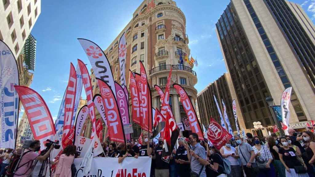 Empleados de CaixaBank se manifiestan ante las sedes del banco durante la huelga del 22 de junio.