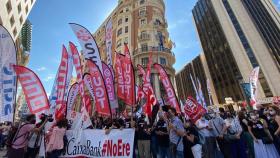 Empleados de CaixaBank se manifiestan ante las sedes del banco durante la huelga del 22 de junio.