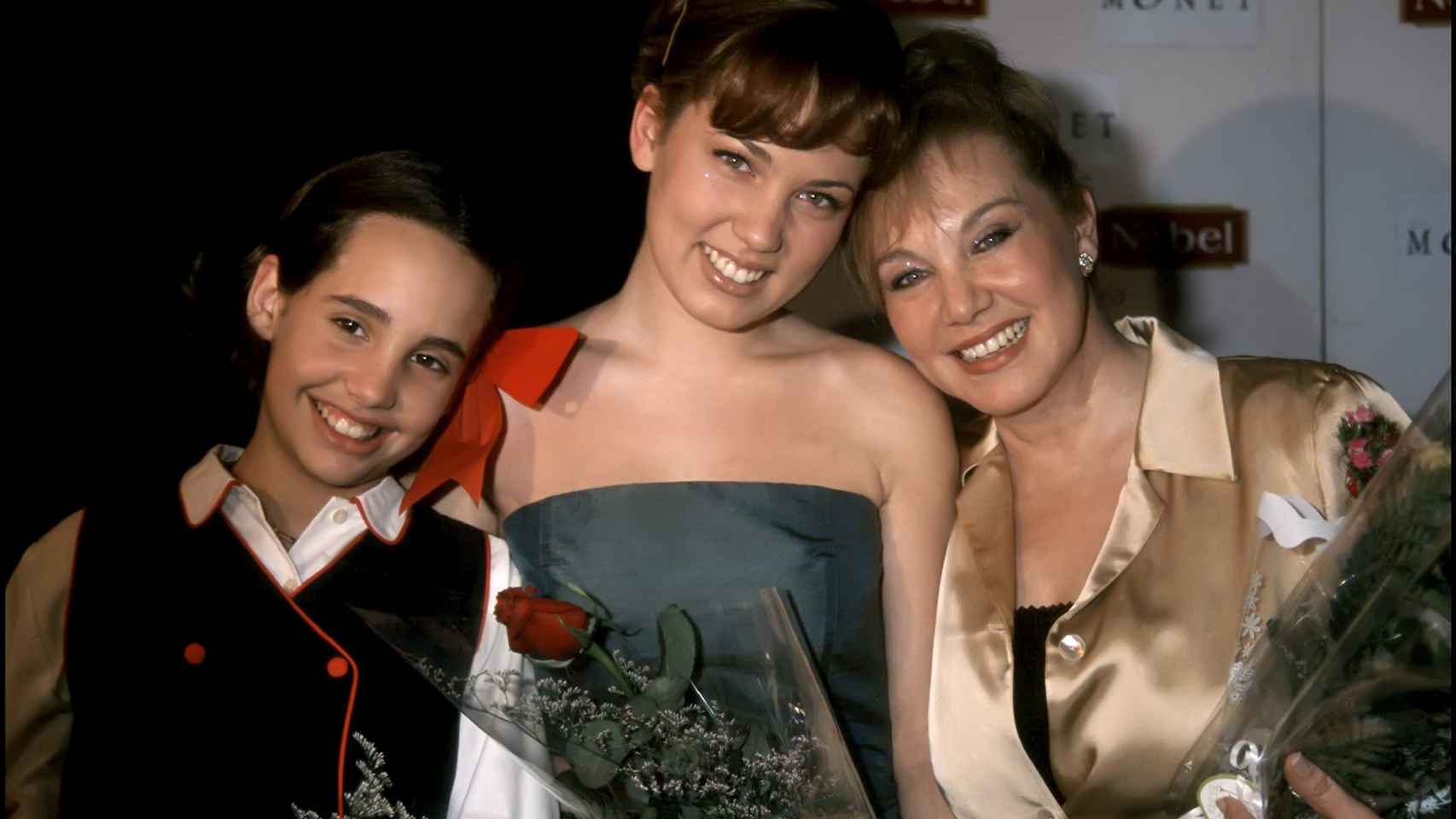 La cantante, en una foto de archivo, con sus dos hijas, en el año 2000.