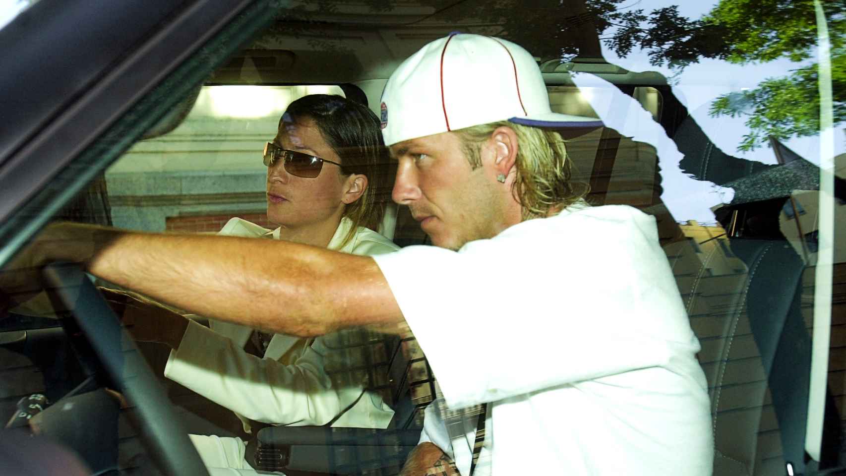 Rebecca, de copiloto en el coche junto a David Beckham.