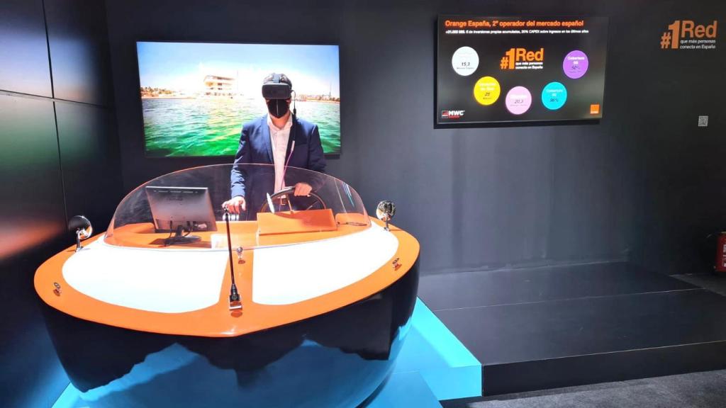 Imagen de una persona pilotando una barca en remoto gracias al 5G