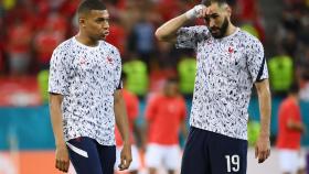 Mbappé y Benzema calentando con Francia