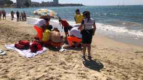 Los servicios sanitarios consiguieron estabilizar a un hombre con una parada cardiorrespiratoria en la playa de la Albufereta.