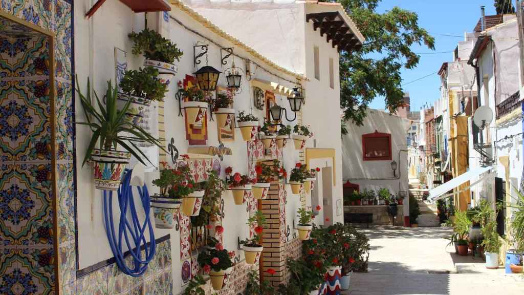 Una de las calles del céntrico barrio de Santa Cruz, Alicante.