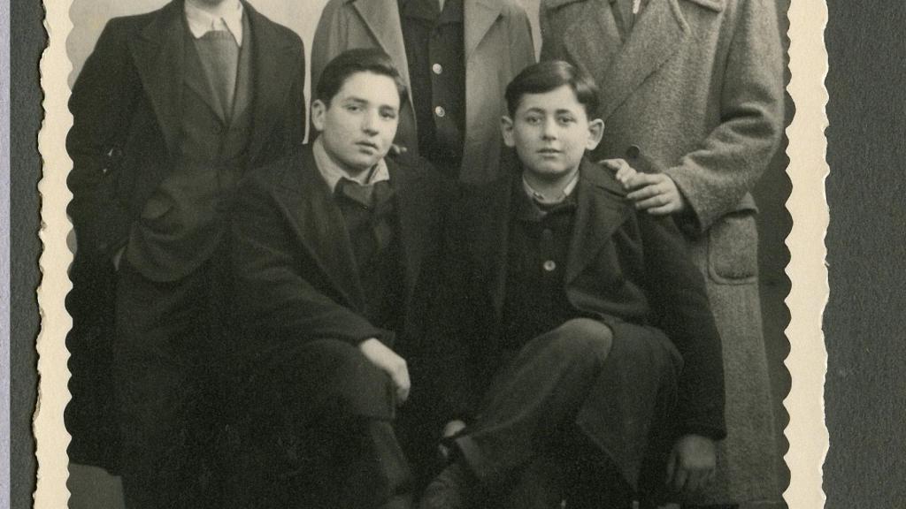Varios de los niños de Buchenwald, con Robbie a la izquierda.