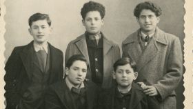 Varios de los niños de Buchenwald, con Robbie a la izquierda.