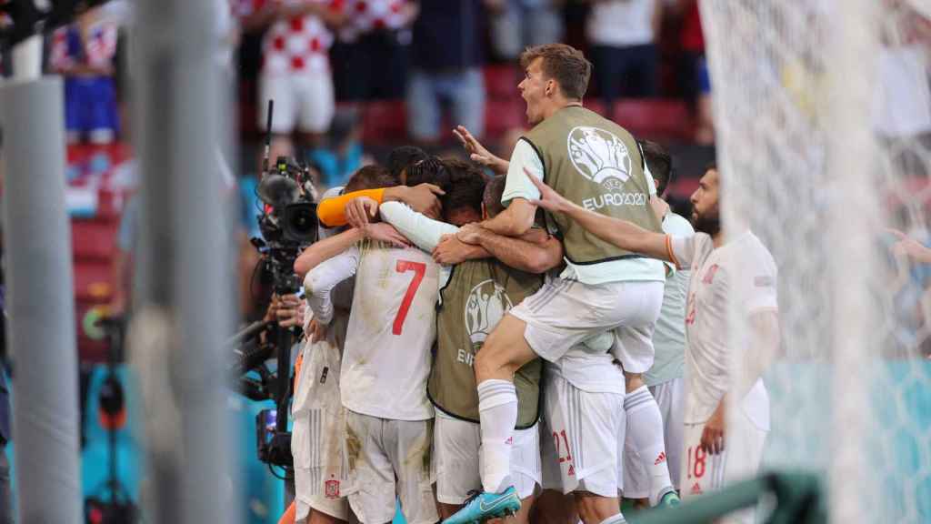 Los futbolistas de la Selección celebran el gol en la prórroga de Álvaro Morata (3-4)