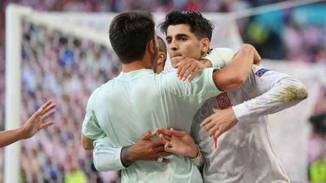 Los jugadores de España celebran con Álvaro Morata su gol en la prórroga a Croacia