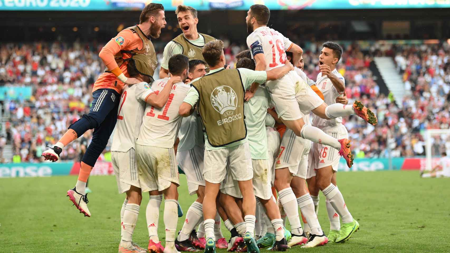 Los futbolistas de la Selección celebran el gol de Mikel Oyarzabal, el quinto de España a Croacia
