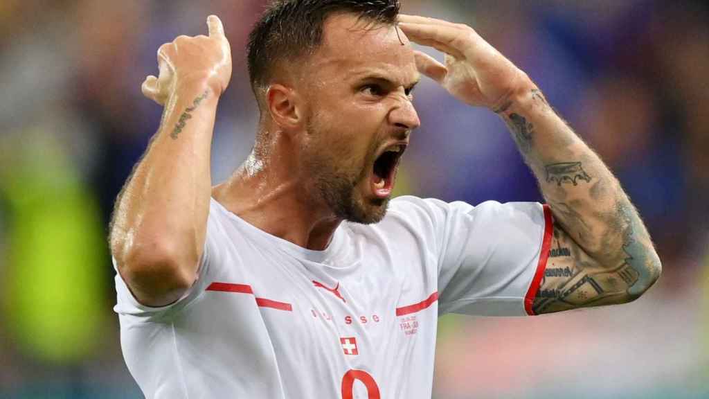 Haris Seferovic celebra el gol de la selección de Suiza ante Francia en los octavos de la Eurocopa 2020