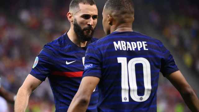 Benzema y Mbappé celebran juntos un gol de la selección de Francia en la Eurocopa 2020