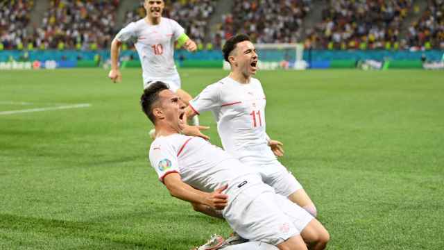 Los jugadores de la selección de Suiza celebran el gol que forzó la prórroga ante Francia