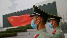 Dos policías montan guardia frente al museo del Partido Comunista chino.