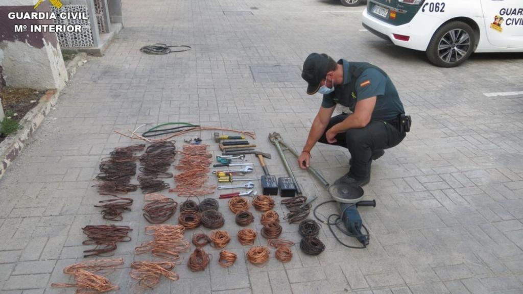 El material incautado al detenido, que ha quedado en libertad con cargos.