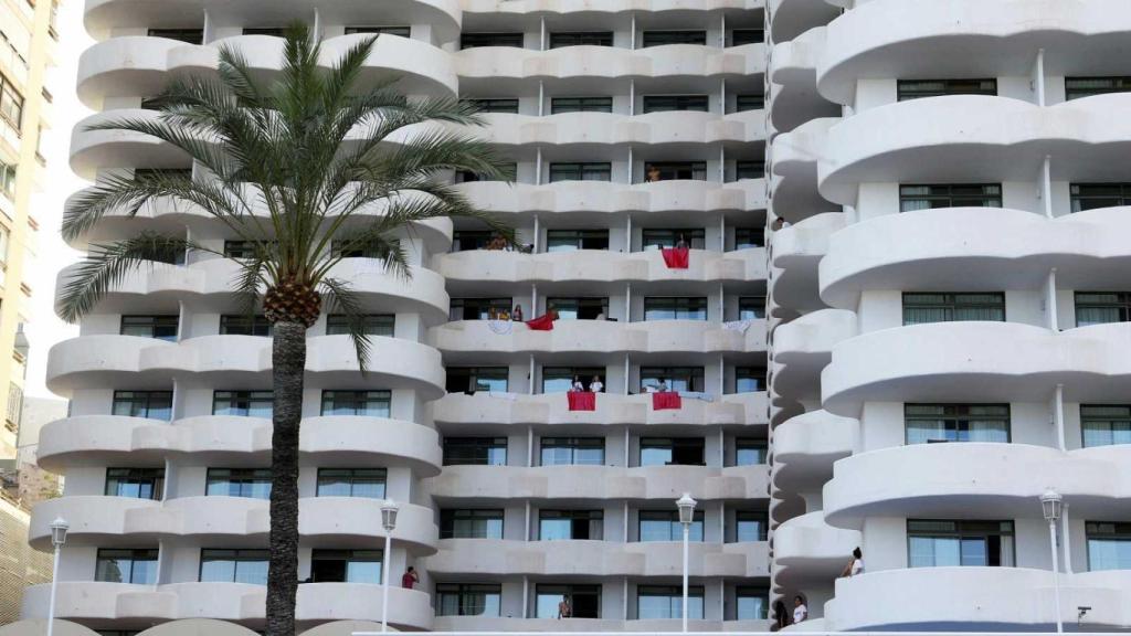 Estudiantes en los balcones del hotel