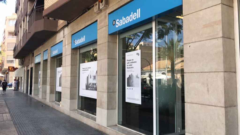 La oficina del Sabadell de El Altet que va a cerrar sus puertas.