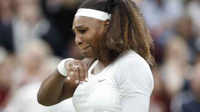 Serena Williams se despide llorando de Wimbledon por lesión