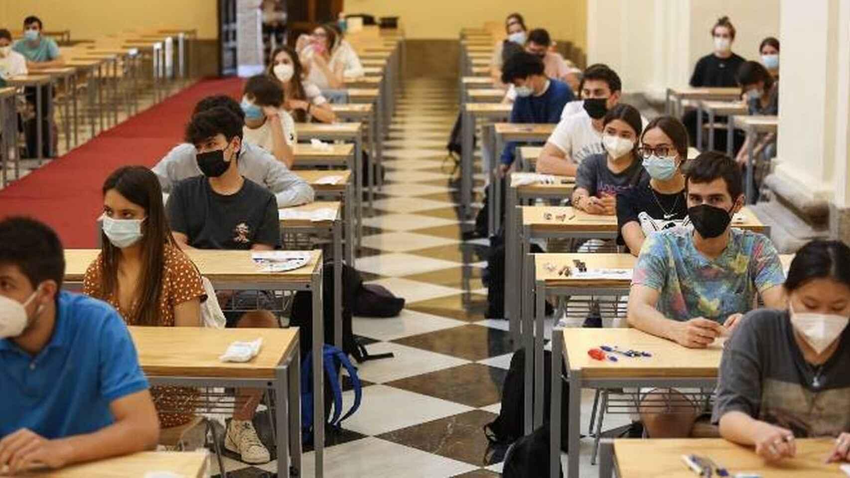 Estudiantes en el aula de un examen.