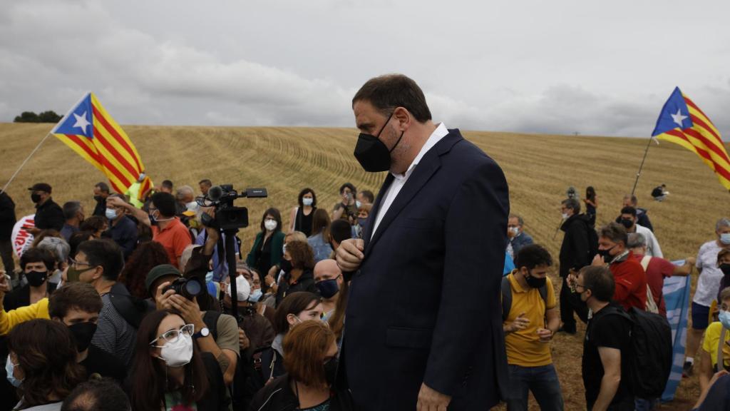 El presidente de ERC, Oriol Junqueras, sale de la cárcel tras serle concedido el indulto.
