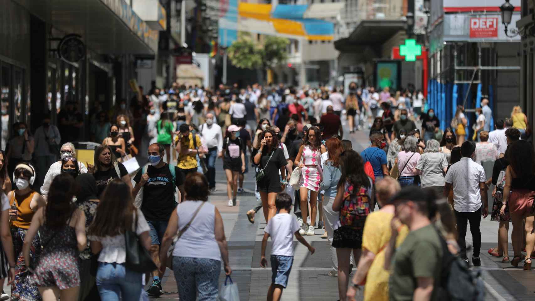 Un grupo de personas camina en el centro de la capital, a 28 de junio de 2021, en Madrid.