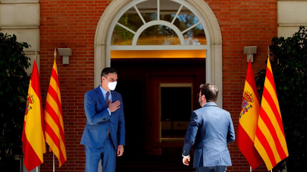 El presidente del Gobierno, Pedro Sánchez, recibe al presidente de la Generalitat de Cataluña, Pere Aragonès.