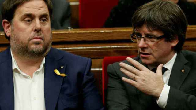 Carles Puigdemont y Oriol Junqueras en 2017. Reuters