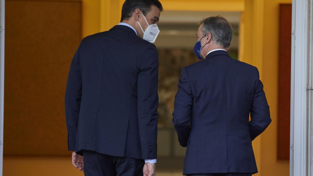El presidente del Gobierno, Pedro Sánchez, y el lehendakari, Íñigo Urkullu, en La Moncloa el pasado enero.