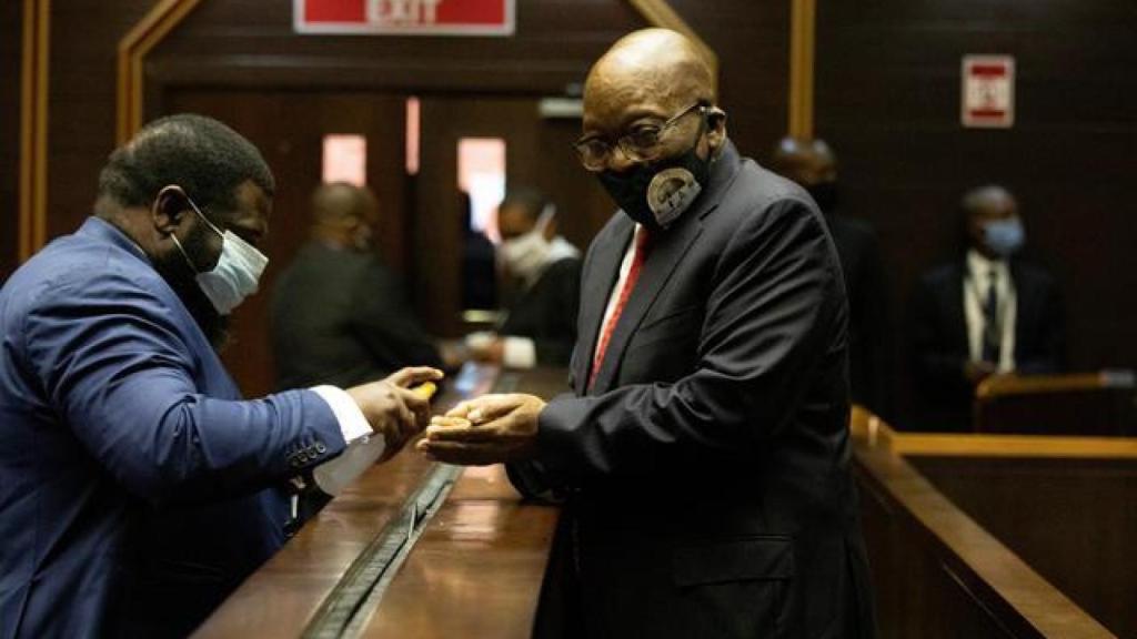 El expresidente sudafricano Jacob Zuma, condenado a 15 meses de cárcel por  desacato