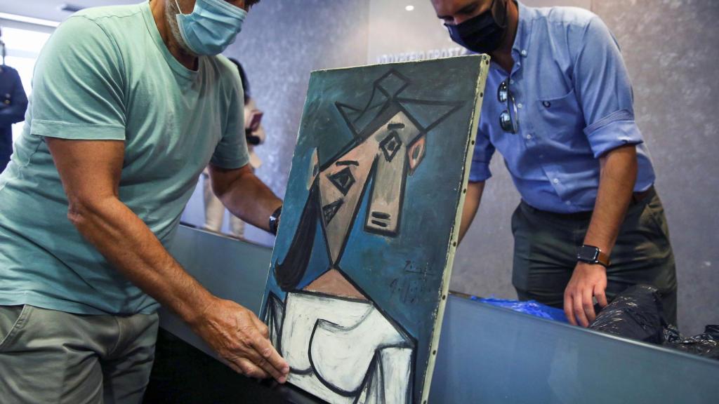 El cuadro robado de Picasso cae al suelo durante la rueda de prensa griega.