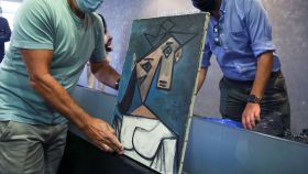 El cuadro robado de Picasso cae al suelo durante la rueda de prensa griega.