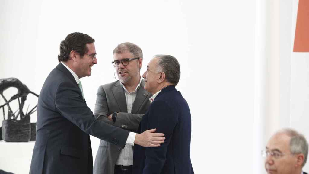 El presidente de la CEOE, Antonio Garamendi, el líder de CCOO, Unai Sordo, y el de UGT, Pepe Álvarez.