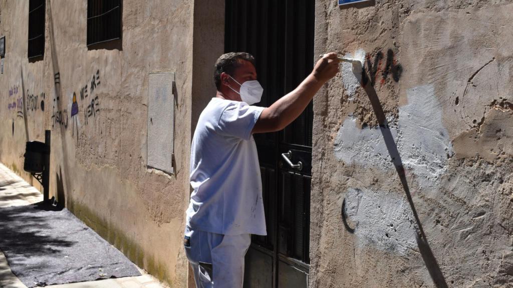 Las pintadas están siendo eliminadas.