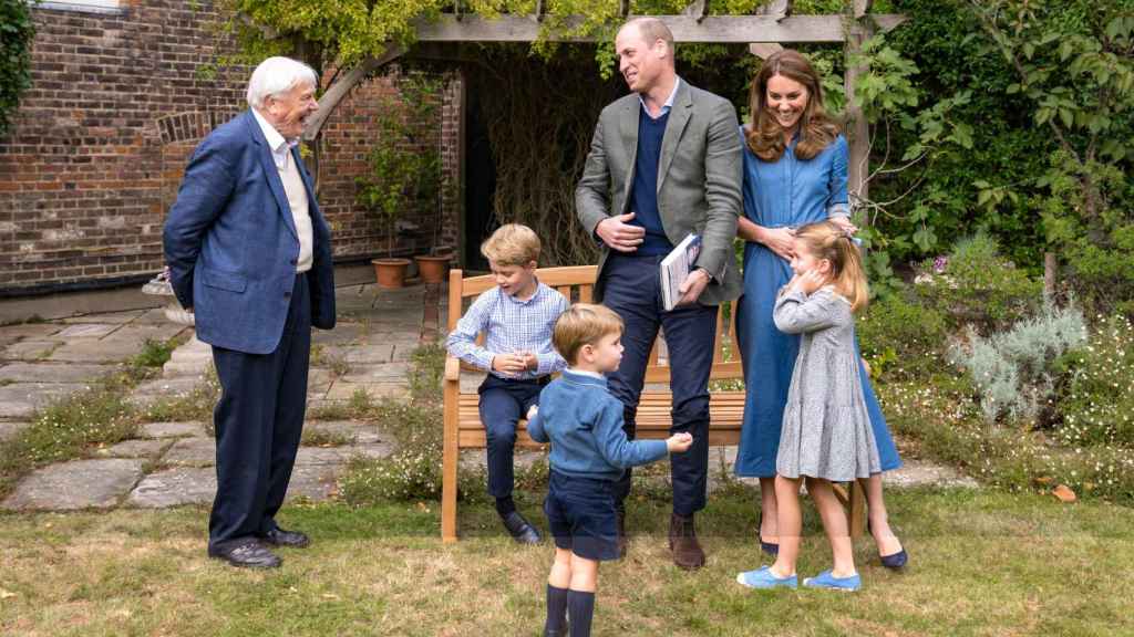 Los duques de Cambridge y sus hijos con Sir David Attenborough en  los jardines del palacio de Kensigton.