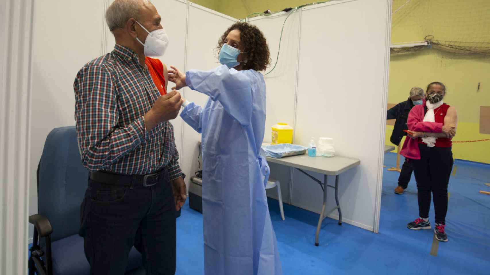 Una sanitaria vacuna a un hombre en uno de los centros destinados a la campaña contra la Covid.