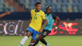 Eder Militao, ante Enner Valencia durante el Brasil - Ecuador de la Copa América 2021