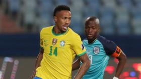 Eder Militao, ante Enner Valencia durante el Brasil - Ecuador de la Copa América 2021