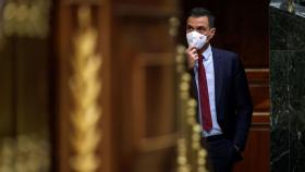 Pedro Sánchez, presidente del Gobierno, mirando a la tribuna del Congreso.