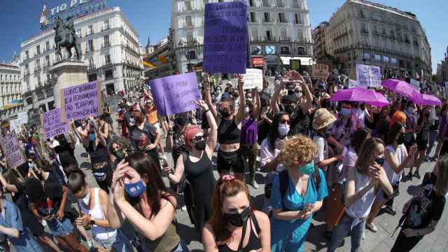 Centeneras de personas pertenecientes a organizaciones feministas se concentran en la Puerta del Sol de Madrid