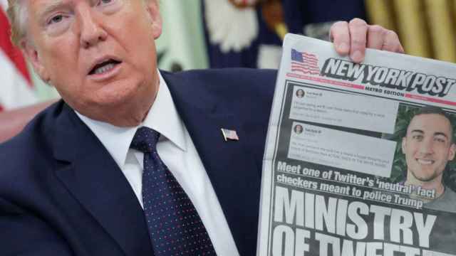 El expresidente de los Estados Unidos, Donald Trump, sostiene un ejemplar del New York Post.