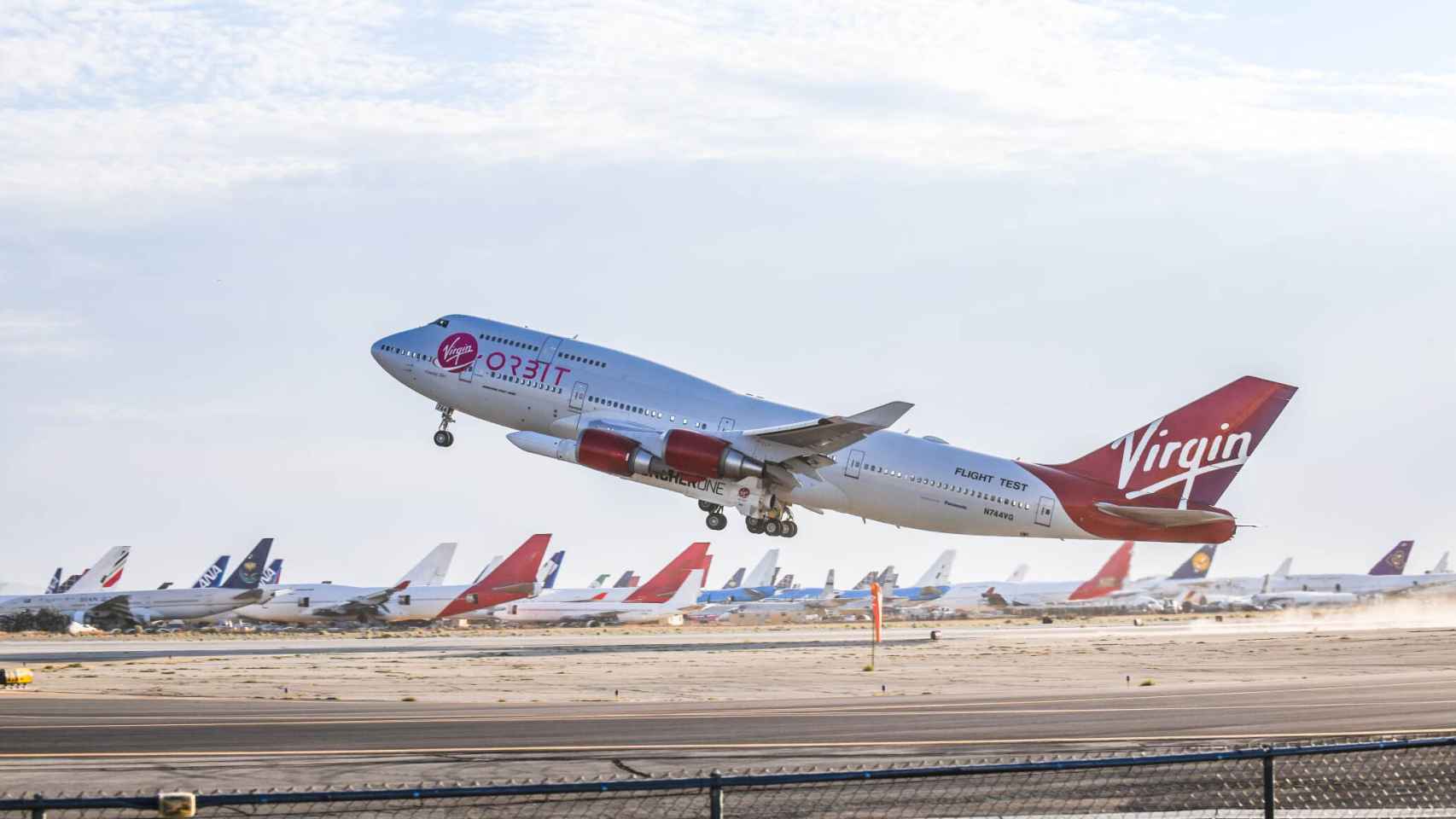 Boeing 747 con el Launcher One despegando de Mojave