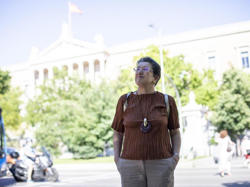 Laura Freixas frente a la Biblioteca Nacional.
